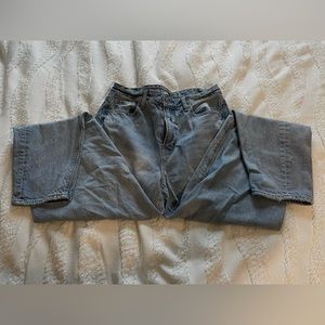 AE MEDIUM WASH BAGGY JEANS